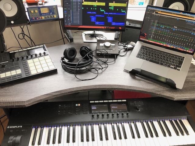 ヒロの机の上です。